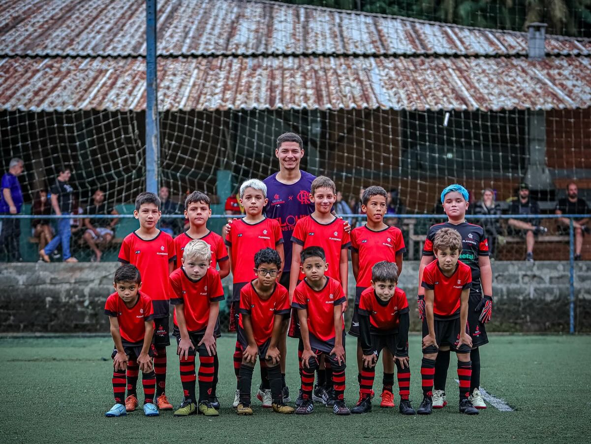 Turma de 6 a 8 anos da Escola Flamengo Blumenau em treino