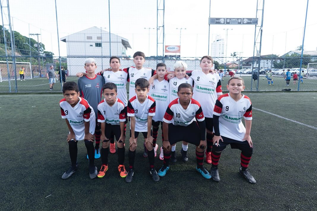 Turma de 9 a 10 anos da Escola Flamengo Blumenau em treino