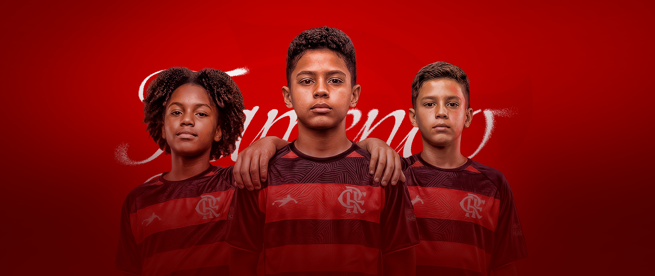 Atleta mirim da Escola Flamengo Blumenau em campo, uniformizado com as cores rubro-negras